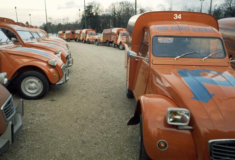 livraison_dune_flotte_de_2cv_ak_400_en_1974_bis.jpg